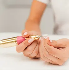 white gold nails technician